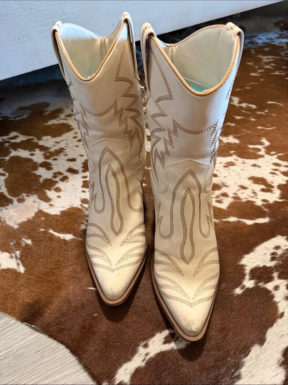Classic Cream Western Cowboy Boots - Women